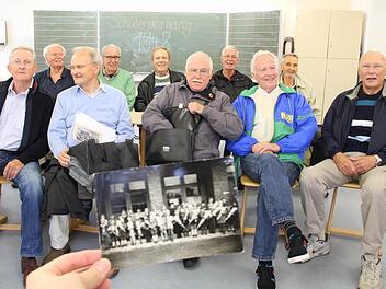 66 Jahre ist es her, dass die Männer mit der Schultüte unter dem Arm dem ersten Tag in der Anton-Kliegl-Schule entgegenfieberten. In der ersten Reihe sitzen heute (von links) Georg Kreiner, Peter Jankowski, Hans-Peter Neumann, Joachim Friedrich und Peter Eidinger; dahinter: Peter Maessen, Wolfgang Vogt, Udo Schüssel, Manfred Pösl und Hans-Joachim Fronius. Fotos: Carmen Schmitt