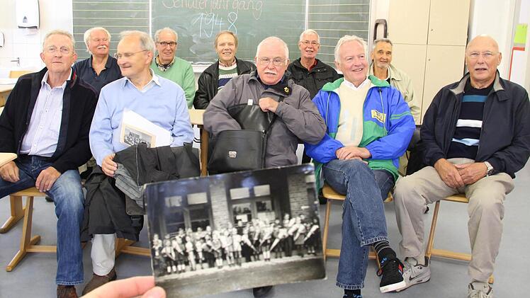 66 Jahre ist es her, dass die Männer mit der Schultüte unter dem Arm dem ersten Tag in der Anton-Kliegl-Schule entgegenfieberten. In der ersten Reihe sitzen heute (von links) Georg Kreiner, Peter Jankowski, Hans-Peter Neumann, Joachim Friedrich und Peter Eidinger; dahinter: Peter Maessen, Wolfgang Vogt, Udo Schüssel, Manfred Pösl und Hans-Joachim Fronius. Fotos: Carmen Schmitt