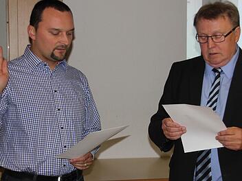 Bürgermeister Willi Sendelbeck (rechts) vereidigt Stefan Batz aus Losbergsgereuth. Foto: Ralf Kestel
