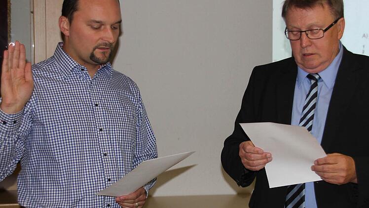 Bürgermeister Willi Sendelbeck (rechts) vereidigt Stefan Batz aus Losbergsgereuth. Foto: Ralf Kestel