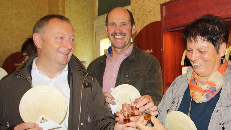 Landrat Thomas Bold, Kreisrat Dieter Muth und seine Frau Gisela lassen sich den Likör aus 33 Kräutern und die Oblaten schmecken.