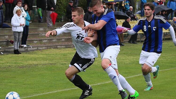 Kampf und Wille: Sven Becker bearbeitet einen Gegenspieler.