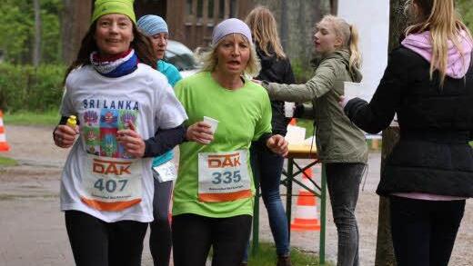 Anja Peschel (407 / Parkklinik Heiligenfeld) gewann die Altersklasse W50 und Bernadette Obermeier (Klink Bavaria) war in der W45 die Schnellste auf dem knapp 9 Kilometer langen Kurs.