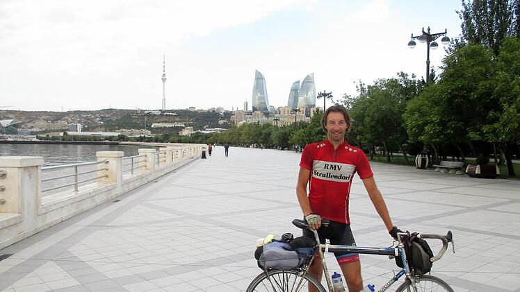 Heinrich Bickel in Baku an der Strandpromenade zum Kaspischen Meer unterhalb der Flame-Towers