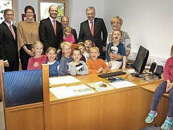 Der Kindergarten St. Larentius freut sich über die Büroeinrichtung, die die Sparkasse aus ihrem Mobiliarbestand spendierte. Foto: sd