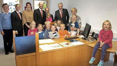 Der Kindergarten St. Larentius freut sich über die Büroeinrichtung, die die Sparkasse aus ihrem Mobiliarbestand spendierte. Foto: sd