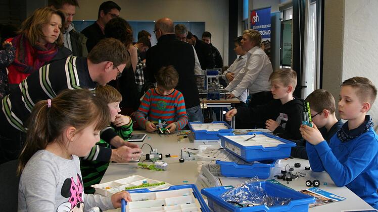 Programmieren mit dem Lego-Baukasten war besonders bei den jungen Besuchern begehrt. Foto: Werner Baier