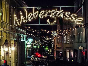 Auch in der Coburger Webergasse haben H&auml;ndler eine Weihnachtsbeleuchtung organisiert.Foto: CT-Archiv/Jochen Berger