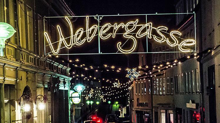 Auch in der Coburger Webergasse haben H&auml;ndler eine Weihnachtsbeleuchtung organisiert.Foto: CT-Archiv/Jochen Berger
