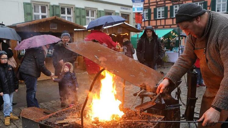 Wenn der Schmied an seine heiße Arbeit ging, blieben die Weihnachtsmarktbesucher interessiert stehen. Foto: Barbara Herbst