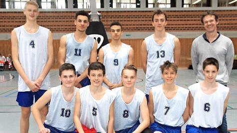 Jungen-Team des Kaiser-Heinrich-Gymnasiums mit (hinten v. l.) Jannis Sonnefeld, Miles Osei, Elias Baggette, Jakob Kessler, Coach Volkmar Zapf, (vorne, v. l.) David Schwital, Johann Kessler, Marco Gaugel, Alex Bollerhoff und Laurenz Stammberger.  Fotos: Bertram Wagner