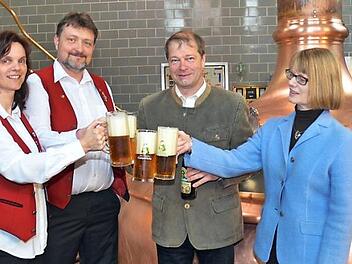 Zum 100. Jubiläum des Musikvereins wird ein Jubiläumsbier gebraut. Eine erste Probe nahmen im Sudhaus der Brauerei (v. li.) Vorsitzende Ninette Soyez-Plitzner, Dirigent Marco Plitzner sowie Christian Höfner und Anette Höfner (Geschäftsführer der Gampertbräu).  Foto: K.- H. Hofmann