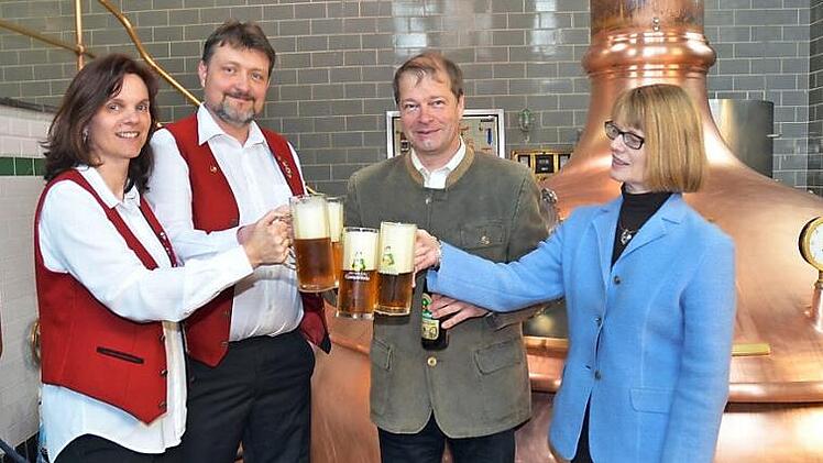 Zum 100. Jubiläum des Musikvereins wird ein Jubiläumsbier gebraut. Eine erste Probe nahmen im Sudhaus der Brauerei (v. li.) Vorsitzende Ninette Soyez-Plitzner, Dirigent Marco Plitzner sowie Christian Höfner und Anette Höfner (Geschäftsführer der Gampertbräu).  Foto: K.- H. Hofmann