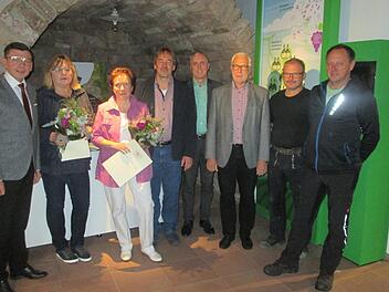 Bürgermeister Armin Warmuth (links) würdigte die Mitarbeiter, die seit 40 Jahren in Diensten der Stadt stehen (von links) Claudia Sickert und Kornelia Sikora. Glückwünsche überbrachten auch die Amtsleiter Detlef Mohr, Roland Goerke und Bernhard Blum. Eine Anerkennung erhielten die Sportler Stefan Mützel und Elmar Wahler.  Foto: Winfried Ehling