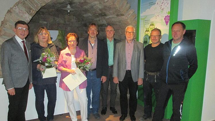 Bürgermeister Armin Warmuth (links) würdigte die Mitarbeiter, die seit 40 Jahren in Diensten der Stadt stehen (von links) Claudia Sickert und Kornelia Sikora. Glückwünsche überbrachten auch die Amtsleiter Detlef Mohr, Roland Goerke und Bernhard Blum. Eine Anerkennung erhielten die Sportler Stefan Mützel und Elmar Wahler.  Foto: Winfried Ehling