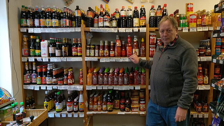 Uwe Rückert verkauft in seinem Weltbasar vor allem asiatische Lebensmittel. Diesen Teil seines Geschäfts darf er offen halten, den mit Volkskunst und Mineralien nicht. Foto: Simone Bastian