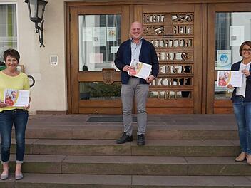 Künftig gibt es immer am ersten Freitag im Monat im  Bischofsheimer  Rathaus eine Außensprechstunde des Pflegestützpunktes Rhön-Grabfeld. Vor  Ort wird Angelika Untch (links) die Beratung übernehmen. Bürgermeister  Georg Seiffert (Mitte) freut sich über das neue Angebot in der Stadt,  das von Sabine Wenzel-Geier (rechts) vom Pflegestützpunkt gestartet  wurde. Foto: Marion Eckert