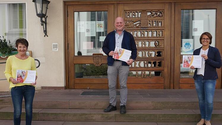 Künftig gibt es immer am ersten Freitag im Monat im  Bischofsheimer  Rathaus eine Außensprechstunde des Pflegestützpunktes Rhön-Grabfeld. Vor  Ort wird Angelika Untch (links) die Beratung übernehmen. Bürgermeister  Georg Seiffert (Mitte) freut sich über das neue Angebot in der Stadt,  das von Sabine Wenzel-Geier (rechts) vom Pflegestützpunkt gestartet  wurde. Foto: Marion Eckert