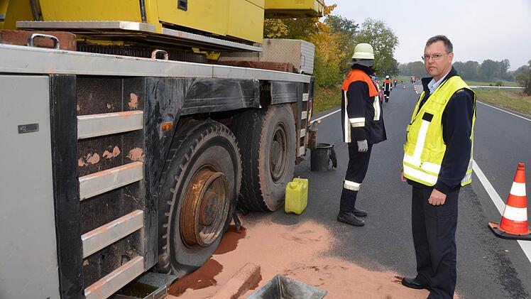 Das auslaufende Öl konnte schnell abgebunden werden, weil ein zufällig hinter dem Autokran fahrender Abschleppwagen Ölbindemittel dabei hatte.  Fotos: Peter Rauch