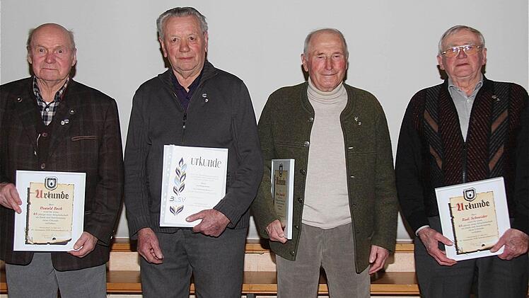 Die Urgesteine (v. l.) Oswald Beck, Leo Hergenröder, Walter Jungnickel und Rudi Schneider sind 65 Jahre Mitglied.