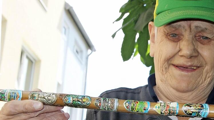 Josef Sauer, mit 84 Jahren ältester Bewohner, verziert leidenschaftlich gern seine Spazierstöcke.