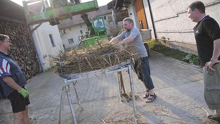 Fachmännische Vorbereitung unter der Aufsicht von Storchenpapa Edmund Lenz Foto: Stefan Reinmann