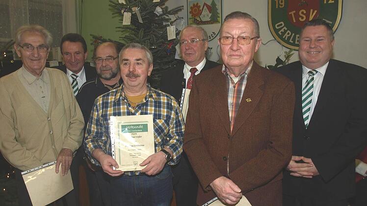 In der Weihnachtsfeier belohnte der TSV Oerlenbach Mitglieder für 50- bzw. 60-jährige Zugehörigkeit. Auf unserem Foto von links Lorenz Vierheilig (60 Jahre), 2. Vorsitzender Reiner Borst, Horst Werner (60 Jahre), Winfried Stößer, Otmar Lutz, Horst Dressel (alle 50 Jahre) und 2. Vorsitzender Jochen Straub. Wegen Erkrankung fehlen Erhard Frei und Heinz Schlereth.  Foto: Stefan Geiger