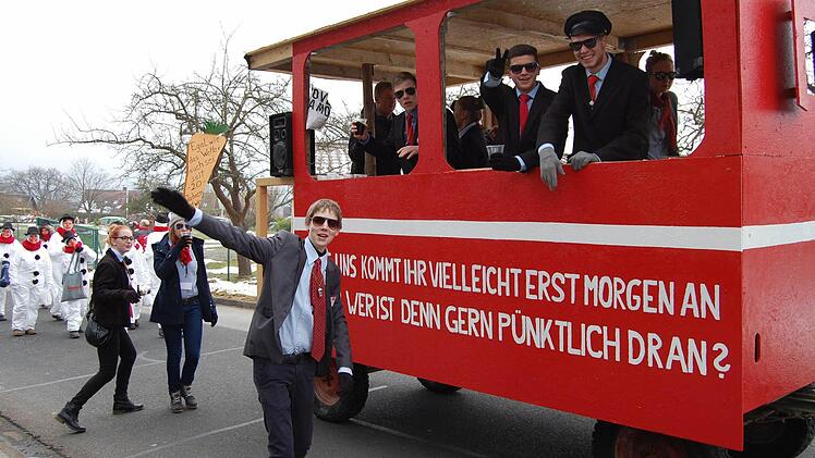 Rosenmontagszug in Stangenroth. Foto: Sigismund von Dobschütz