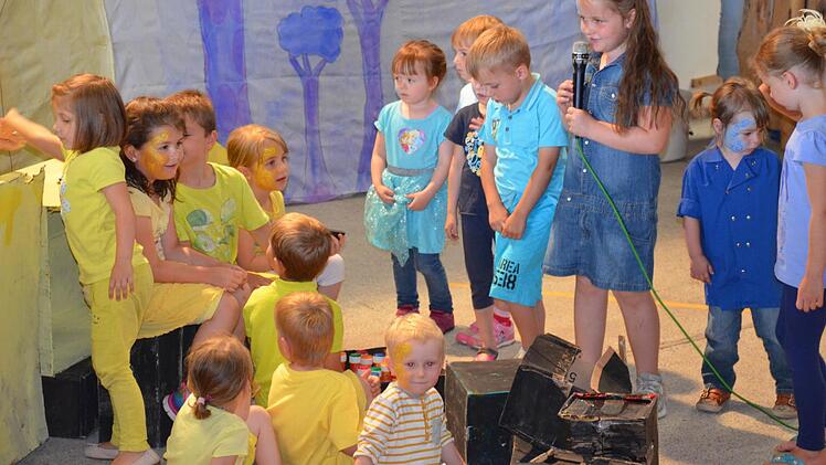 Die Blauländer helfen den Gelbländern und singen mit ihnen gemeinsam: Bei ihrer Aufführung zeigten die Kinder der Tagesstätte "Pusteblume" in Gauaschach, dass mit Toleranz und Freundschaft jedes Problem gelöst werden kann. Foto: Jana Keul