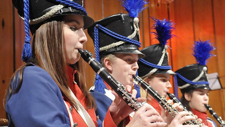Sie sehen in ihren Uniform von 1812 nicht nur gut aus, sondern machen auch hervorragende Musik - die Jugendlichen des Jugendmusikkorps der Stadt Bad Kissingen. Foto: Peter Klopf