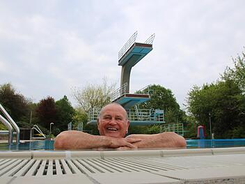 Rudi Wehner kommt schon seit 22 Jahren zum Schwimmen ins Turmbecken. Foto: Kathrin Kupka-Hahn