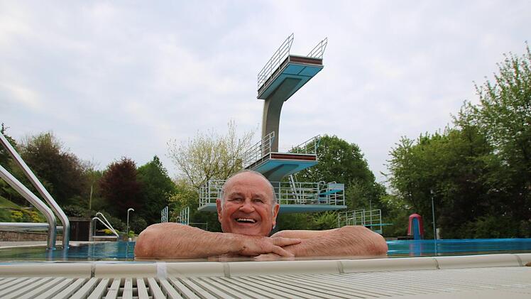 Rudi Wehner kommt schon seit 22 Jahren zum Schwimmen ins Turmbecken. Foto: Kathrin Kupka-Hahn