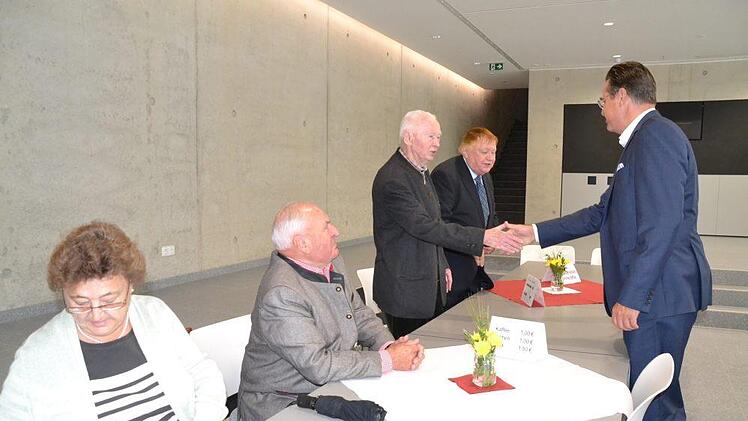 Schuldirektor Horst Pfadenhauer begr&uuml;&szlig;te die ersten Vertreter des &auml;ltesten Abiturjahrgangs 1952.Foto: Uschi Prawitz