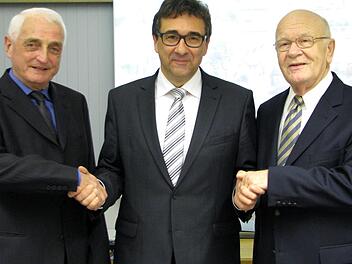 B&uuml;rgermeister Rolf Rosenbauer, eingerahmt von den beiden neuen Ehrenb&uuml;rgern Helmut Gelhaar (links) und Reinhart Freiherr von Stockmar von Wangenheim. Foto: Norbert Karbach