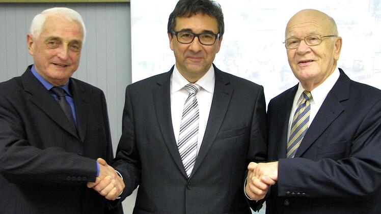 B&uuml;rgermeister Rolf Rosenbauer, eingerahmt von den beiden neuen Ehrenb&uuml;rgern Helmut Gelhaar (links) und Reinhart Freiherr von Stockmar von Wangenheim. Foto: Norbert Karbach