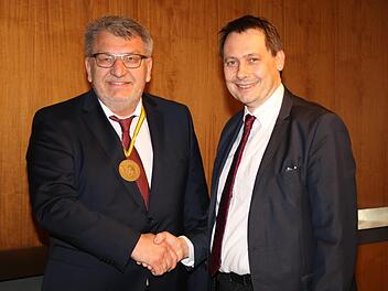Mit der Bürgermedaille der Stadt Stadtsteinach zeichnete Bürgermeister Roland Wolfrum (rechts) Stadtrat Wolfgang Hoderlein aus.  Foto: Dagmar Besand