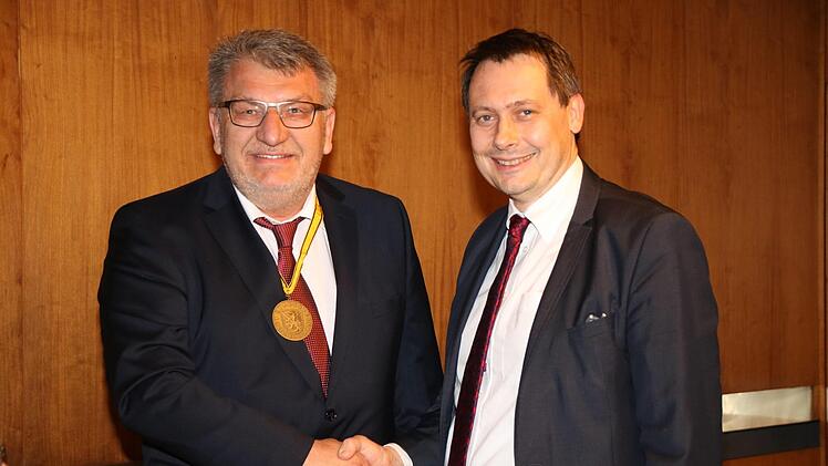 Mit der Bürgermedaille der Stadt Stadtsteinach zeichnete Bürgermeister Roland Wolfrum (rechts) Stadtrat Wolfgang Hoderlein aus.  Foto: Dagmar Besand
