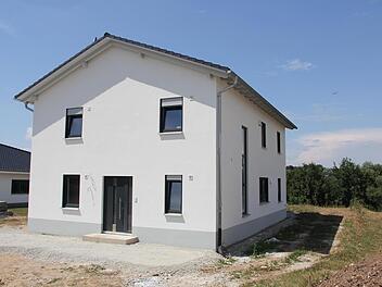 Der klare Stil des modern gestalteten Wohnhauses wird durch die großen Fenster mit dunkler Rahmung richtig in Szene gesetzt. Fotos: Alexandra Kemnitzer
