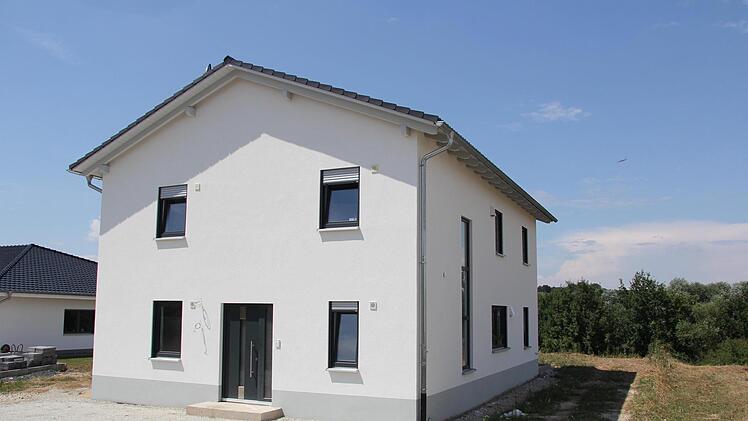 Der klare Stil des modern gestalteten Wohnhauses wird durch die großen Fenster mit dunkler Rahmung richtig in Szene gesetzt. Fotos: Alexandra Kemnitzer