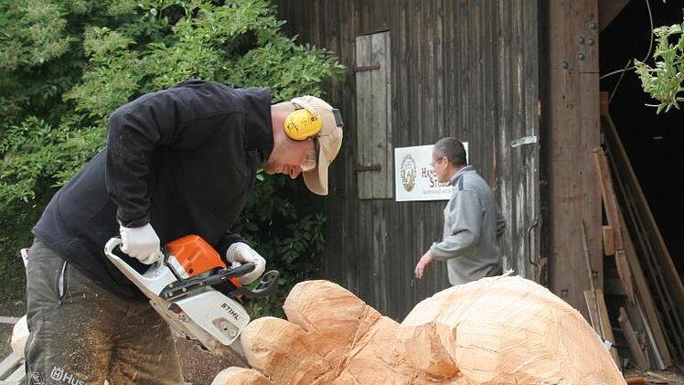 Christian Raehse aus Maroldsweisach hat schon im letzten Jahr einen Holzbildhauerworkshop  der Sommerakademie besucht. In diesem Jahr hatte er sich sein eigenes Stück Holz mitgebracht, um seine überdimensionale Hand zu fertigen, die er sich gut für sein Wohnzimmer vorstellen konnte. Foto: vhs-Coburg