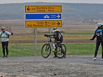 Einzeln oder in der Kolonne über die Bundesstraße? Fotos: Hanns Friedrich