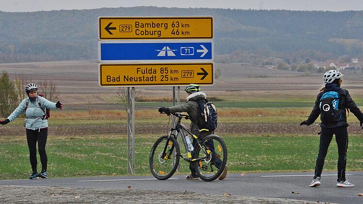 Einzeln oder in der Kolonne über die Bundesstraße? Fotos: Hanns Friedrich