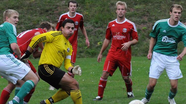 Das waren Zeiten: Als Obererthaler Torwart mischte der neue Riedenberger Trainer Michael Leiber (Mitte) auch gern mal im Feld mit, in diesem Fall 2012 in einem Spiel gegen den SV Riedenberg. Archiv/ssp