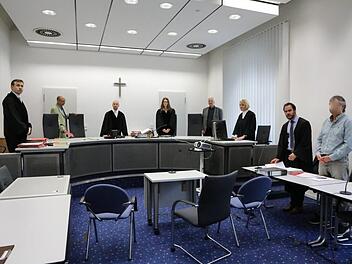 Josef B. (rechts im Bild) musste sich vor dem Landgericht wegen schwerer räuberischer Erpressung verantworten.Barbara Herbst