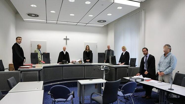 Josef B. (rechts im Bild) musste sich vor dem Landgericht wegen schwerer räuberischer Erpressung verantworten.Barbara Herbst