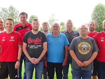 Die aktuelle Vereinsführung mit den ausgeschiedenen Vorstandsmitgliedern.(von links) Andre Brust, Sebastian Härter, Patrick Schmitt, Dominik Härter, Philipp Mohr, Joachim Fürsch, Volker Heusinger, Jens Ziegler, Matthias Mäckler, Markus Lenhart.  Foto: Anton Then
