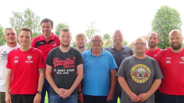 Die aktuelle Vereinsführung mit den ausgeschiedenen Vorstandsmitgliedern.(von links) Andre Brust, Sebastian Härter, Patrick Schmitt, Dominik Härter, Philipp Mohr, Joachim Fürsch, Volker Heusinger, Jens Ziegler, Matthias Mäckler, Markus Lenhart.  Foto: Anton Then
