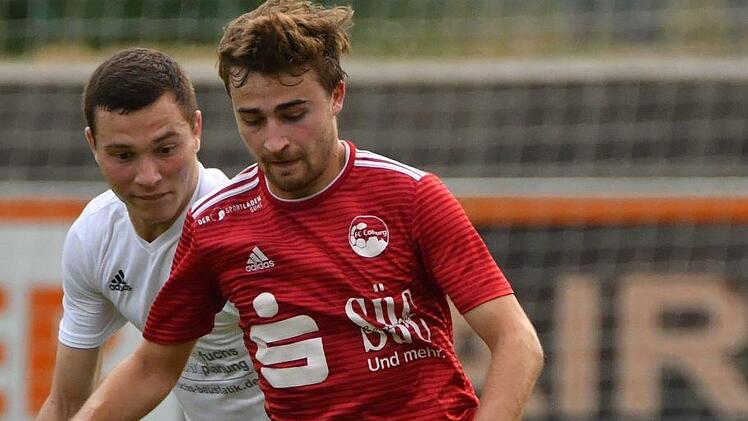 Der Coburger Adrian Guhling (rechts) schirmt den Ball vor dem Lichtenfelser Lukas Dietz ab. Foto: Gunther Czepera