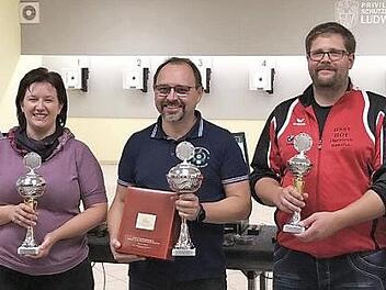 Erfolgreich mit der Luftpistole: (v. l.) Sportwart Christoph Methfessel, Zweitplatzierte Carmen Grüdl, Sieger Marco Krannich, Drittplatzierter Sascha Honig und Erster Schützenmeister Johannes Haase  Fotos: Frank Ziener