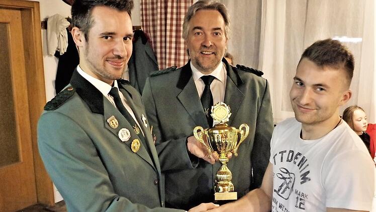Herbstkönig wurde mit einem 130,4-Teiler souverän Lukas Eisenbeiß (rechts). Mit im Bild Vorsitzender Frank Oberkofler (Mitte) sowie 1. Schützenmeister Michel Dyckerhoff.  Foto: Gerd Fleischmann